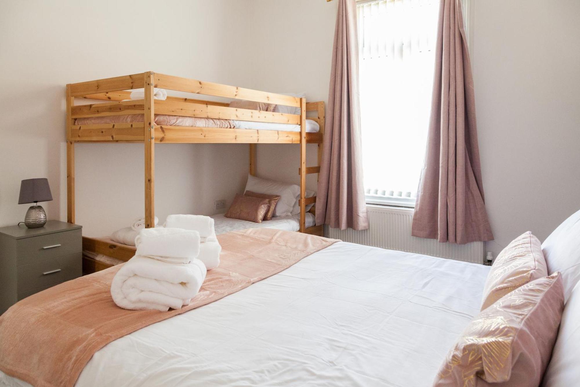 Reduction On Short Stays - Perfect For Large Groups, 8Min Walk To Stadium, Comfy House With Parking Ливърпул Екстериор снимка