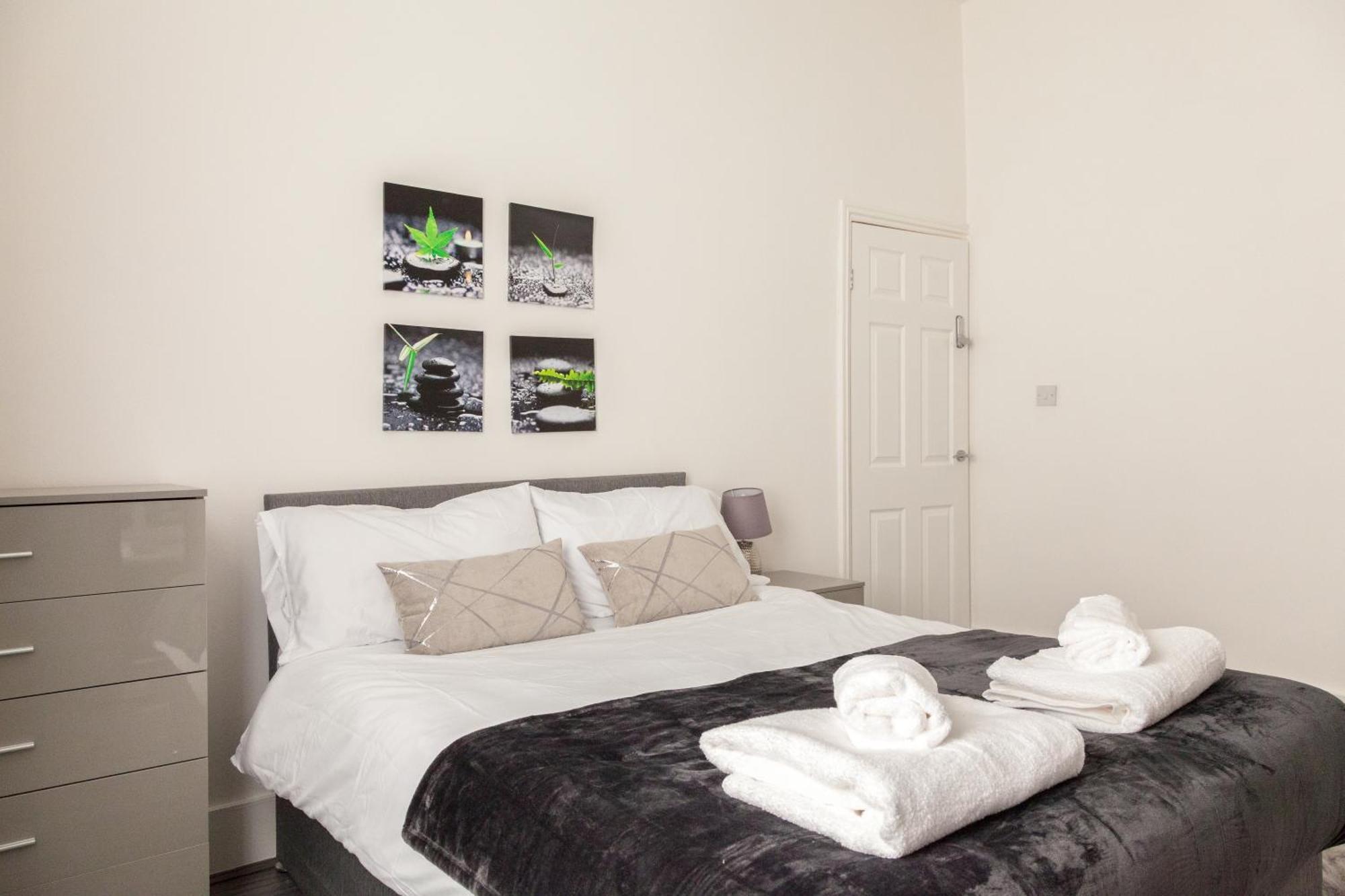 Reduction On Short Stays - Perfect For Large Groups, 8Min Walk To Stadium, Comfy House With Parking Ливърпул Екстериор снимка