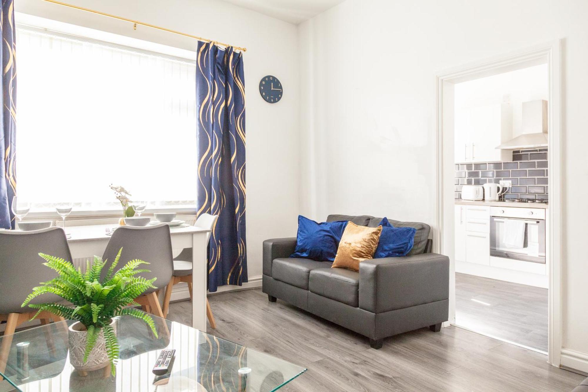 Reduction On Short Stays - Perfect For Large Groups, 8Min Walk To Stadium, Comfy House With Parking Ливърпул Екстериор снимка